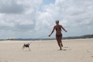 Bárbara Sut Instagram - Greta perdeu o medo de agua em Pernambuco. Fizemos um book em Carneiros e cada foto é uma pepita de boas energias e amor! :)
.
Vou deixar mais momentos desse dia nos stories! 🐏
.
#carneiros #praiadecarneiros #pernambuco #brasil #nordeste #nordestebrasileiro #brasil #fotografia #pe #cachorros #cachorrosfofos #verão #summer #praia #felicidade #sutsontheroad #familia #energialinda
