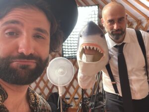 Barbascura X Instagram - Ciao ciurma,
stanno per arrivare un sacco di novità, tra cui il nuovo SCIENZA BRUTTA - CISIAMOQUASIAAAAAAAAA - e il nuovo programma. L’unica cosa che non arrivano mai sono 8 ore di sonno, ma NON MI PENTO DI NIENTE.
Volevo rassicurarvi che sono vivo, e soprattutto che la festa continua. 
Alla nostra.
X