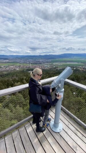 Barbora Balúchová Instagram - MILUJEM SLOVENSKO🤍 pred pár dňami sme navštívili Bojnice 🏰 Toto mesto ponúka veľmi veľa možností hlavne pre rodiny s deťmi. Mala som šťastie na krásne nové ubytovanie @apartmany_pod_zamkombojnice len cca 5 minút pešo od zámku a už ako sme prišli na apartmán som vedela že určite sa sem vrátime🤍 Alexko sa tam chcel rovno presťahovať😉 @apartmany_pod_zamkombojnice majú 3 apartmány a každý z nich je zariadený v inom štýle a musím povedať že dizajnér má skvelý vkus. Pozrite si ich web a som zvedavá ktorý štýl sa bude páčiť vám.