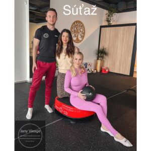 Barbora Balúchová Instagram - 👙👙👙SÚŤAŽ👙👙👙
Poďte si s nami zamakať. Mne cvičenie na vibračných plošinách @vibe35_bratislava učarovalo pretože 30 minút naozaj makám a spalených kcal. mám viac ako za hodinu vo fitku💪🏻 môžete vyhrať 2 mesačnú pernamenku na cvičenie a 5 telových zábalov. Výherca by mal byť z BA alebo okolia. Do tejto súťaže sa zapojila aj moja skvelá kaderníčka @janyvisage ktorá víťazovi urobí vlasovú premenu podľa dohody.💇🏼‍♀️
PODMIENKY SÚŤAŽE 
🌞 follow @vibe35_bratislava 
🌞 follow @janyvisage 
🌞 follow @barborabaluchovaofficial 
🌞 označ do komentáru 2 kamarátky 
🌞 daj like na túto fotku
Súťaž losujeme o týždeň.
Držíme vám všetkým palce🙏

☑️SÚŤAŽ nie je nijakým spôsobom sponzorovaná, schválená alebo prepojená s Instagramom