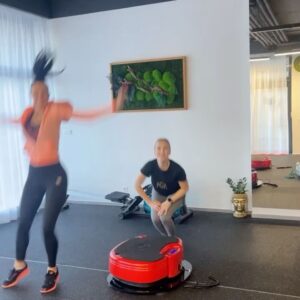 Barbora Balúchová Instagram - 𝐌𝐨𝐣𝐞 𝐭𝐞𝐥𝐨 𝐦𝐨̂𝐣 𝗖𝗛𝗥𝗔́𝗠🏛
Chodím cvičiť do @vibe35_bratislava od septembra a ja už rozhodne vidím výsledky💪🏻 o to viac sa teším, že som dnes mohla cvičiť s tebou @barborabaluchovaofficial , lebo tréning na vibračnej plošine dostal úplne iný rozmer a energiu 😃. V niektorých momentoch si ma pekne potiahla a motivovala to nevzdať.(samozrejme štandardne by som začala hovoriť, že už nevládzem 😂)
Čiže dnes som vďaka tebe objavila čaro skupinového cvičenia  a za tých 30 minút som vypotila viac ako kedykoľvek 🤪
.
.
.
#cvicenie#trening#vibracnaplosina#skupinovecvicenie#nadnesodmakane💪 #vibe#vibe35#powerplate#bratislava#slovakia#gym#gymmotivation#gymlife