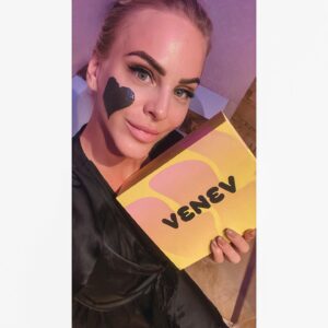 Barbora Balúchová Instagram - @venevskcz je odvodený od slova VENUSTE, čo znamená OČARUJÚCA, preto sme vytvorili revolučú masku, plnú prospešných ingrediencií, ktorá posúva hranice starostlivosti o pleť na úplne novú úroveň. Venev maska obsahuje len tie najlepšie ingrediencie, ako Bahno z mŕtveho mora, Kolagén, Vitamín C, Kyselina hyalurónová, Včelí vosk, Jojobový olej a mnoho ďaľších.

Táto maska je jedinečná hlavne jej aplikáciou a odstránením. Nanášate ju špachtličkou a následne ju dáte preč z tváre za pomoci magnetickej rúčky, pričom celá táto maska ostane len na použitom magnete. A týmto Vám na tvári ostane len zmes výživných olejov, ktorú si následne vmasírujete do pleti, aby bola dostatočne vyživená. Nepotrebujete žiadne utierky, tampóny na odlíčenie, alebo opláchnutie vodou, takže Vám ostávaju čisté ruky, ako aj celé prostredie okolo Vás ❤️ 
🎁Do konca augusta vám platí zľavový kód BARBORA20