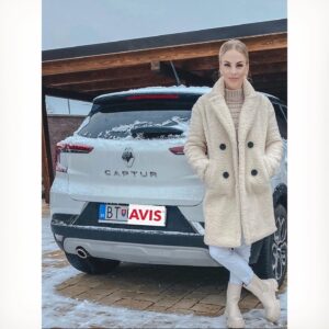 Barbora Balúchová Instagram - 🚗Prečo som si vybrala @avis_slovakia 🚗
Napíšem vam 4 dôvody ktoré pokiaľ uvažujete nad kúpu auta oceníte a vyberiete si práve služby od AVIS🚗 
🚗 1. SLUŽBA
Odpadnú Vám starosti s registráciou vozidla na dopravnom inšpektoráte, poistením vozidla, či získaním komplikovaného financovania.
Môžete sa sústrediť na veci, na ktorých Vám najviac záleží alebo na podnikanie.
Vy iba platíte prenájom a tankujete pohonné látky. Aké služby máte v rámci nájomného zahrnuté?
✅Registráciu vozidla na dopravnom inšpektoráte
✅Predplatený nájazd km (denný alebo mesačný)
✅Zákonné (PZP) a havarijné poistenie 
✅Pneumanagement (sezónne prezutie   prezutie a uskladnenie pneu) 
✅Diaľničnú známku platnú pre SR 
✅Cestnú daň 
✅Asistenčnú službu
🚗 2. CENOVÁ DOSTUPNOSŤ
Na kúpu vozidla potrebujete štandardne zložiť 20 % akontáciu, pokiaľ auto plne neplatíte z vlastných úspor. Čo predstavuje 2.000 € pri cene auta 10.000 € alebo 4.000 € pri cene auta 20.000 €.
Pri prenájme vozidla sa naopak štandardne skladá vratný depozit, ktorý je na úrovni 5% ceny auta a po skončení prenájmu auta je vrátený klientovi.
🚗 3. BEZ ČAKANIA
Autá na prenájom sú zväčša dostupné bez čakania už do 24 hodín. Pokiaľ sa auto prenájíma cez službu operatívneho leasingu a zákazník si konfiguruje želané auto na mieru, tak s dodaním takého auta môže byť spojená niekoľko mesačná lehota. V prípade operatívneho leasingu a služieb od AVIS dostanete na preklenovacie obdobie, kým je takéto vozidlo dodané od výrobcu, auto podobnej kategórie za približne rovnakých cenových podmienok a to do 24 hodín.
🚗 4. BEZ DLHEJ VIAZANOSTI
Pri prenájme vozidiel si môžete vybrať z rôznych dĺžok prenájmov a rôznej fixácie. Všeobecne platí, že vozidlo si viete zobrať aj bez fixácie a na neurčito. S fixáciou však vždy dostávate lepšiu cenu. Prenajať si viete vozidlo od variant na niekoľko hodín až po prenájom dlhý 48 mesiacov. Pri kúpe vozidla tak skoro na jeho predaj nemyslíte.