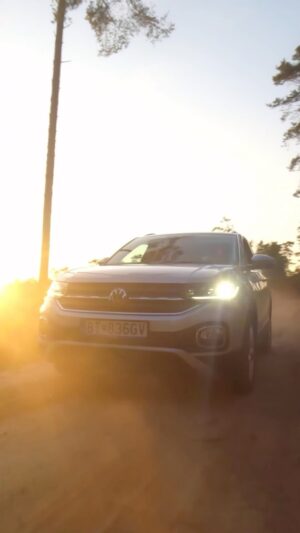 Barbora Balúchová Instagram - Ďakujem @mato.fpv za toto skvelé video🎥. 
🚗Prečo som si vybrala @avis_slovakia 🚗
Napíšem vam 4 dôvody ktoré pokiaľ uvažujete nad kúpu auta oceníte a vyberiete si práve služby od AVIS🚗 
🚗 1. SLUŽBA
Odpadnú Vám starosti s registráciou vozidla na dopravnom inšpektoráte, poistením vozidla, či získaním komplikovaného financovania.
Môžete sa sústrediť na veci, na ktorých Vám najviac záleží alebo na podnikanie.
Vy iba platíte prenájom a tankujete pohonné látky. Aké služby máte v rámci nájomného zahrnuté?
✅Registráciu vozidla na dopravnom inšpektoráte
✅Predplatený nájazd km (denný alebo mesačný)
✅Zákonné (PZP) a havarijné poistenie 
✅Pneumanagement (sezónne prezutie   prezutie a uskladnenie pneu) 
✅Diaľničnú známku platnú pre SR 
✅Cestnú daň 
✅Asistenčnú službu
🚗 2. CENOVÁ DOSTUPNOSŤ
Na kúpu vozidla potrebujete štandardne zložiť 20 % akontáciu, pokiaľ auto plne neplatíte z vlastných úspor. Čo predstavuje 2.000 € pri cene auta 10.000 € alebo 4.000 € pri cene auta 20.000 €.
Pri prenájme vozidla sa naopak štandardne skladá vratný depozit, ktorý je na úrovni 5% ceny auta a po skončení prenájmu auta je vrátený klientovi.
🚗 3. BEZ ČAKANIA
Autá na prenájom sú zväčša dostupné bez čakania už do 24 hodín. Pokiaľ sa auto prenájíma cez službu operatívneho leasingu a zákazník si konfiguruje želané auto na mieru, tak s dodaním takého auta môže byť spojená niekoľko mesačná lehota. V prípade operatívneho leasingu a služieb od AVIS dostanete na preklenovacie obdobie, kým je takéto vozidlo dodané od výrobcu, auto podobnej kategórie za približne rovnakých cenových podmienok a to do 24 hodín.
🚗 4. BEZ DLHEJ VIAZANOSTI
Pri prenájme vozidiel si môžete vybrať z rôznych dĺžok prenájmov a rôznej fixácie. Všeobecne platí, že vozidlo si viete zobrať aj bez fixácie a na neurčito. S fixáciou však vždy dostávate lepšiu cenu. Prenajať si viete vozidlo od variant na niekoľko hodín až po prenájom dlhý 48 mesiacov. Pri kúpe vozidla tak skoro na jeho predaj nemyslíte.
