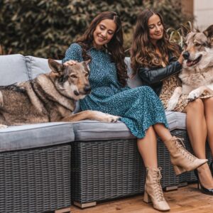 Barbora Černá Instagram - 🐺🐺 Maj to s námi lidmi někdy těžký... Koupí kalendáře můžete přispět na záchranu psů! Více info na @psi_sance, díky za setkání🫀 #bilytesak #psisance #haf