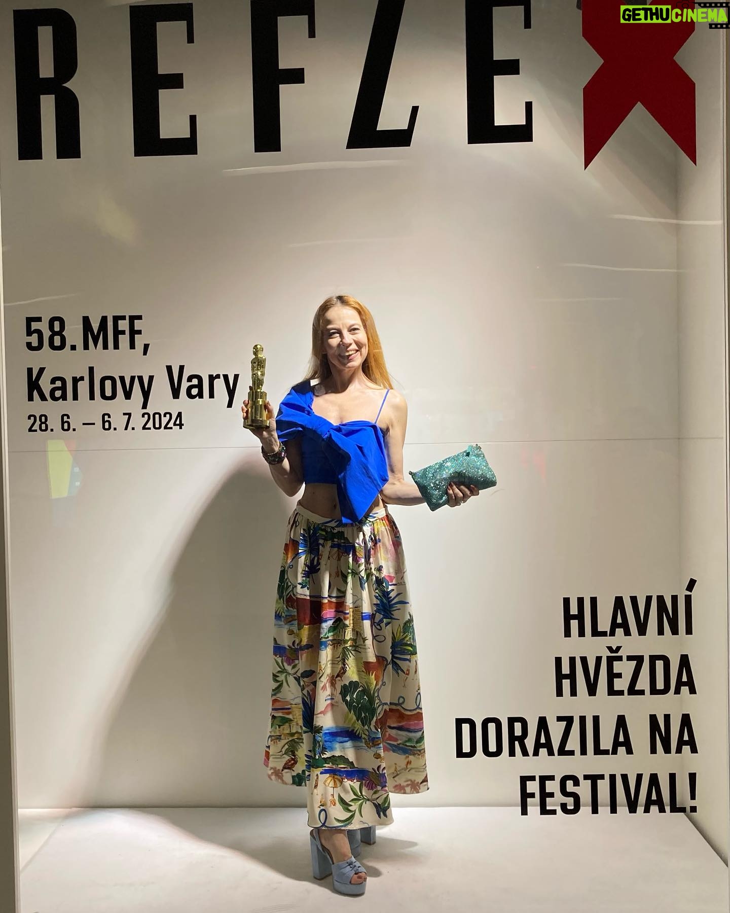 Barbora Fišerová - 42 Likes - Tak přeci jen nějaká cena pro mě zbyla🤣
#kviff#filmovyfestivalkarlovyvary#hotelthermal#filmovysvatek#saryvary#reflexlounge