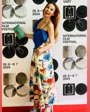 Barbora Fišerová Instagram - První den na Kviff …na nejkrásnějším filmovém festivalu Karlovy Vary…58.ročník …ještě se vrátím 🎬☀️
#kviff#kviff2024#58.kviff#filmovyfestivalkarlovyvary#saryvary#karlovyvary#filmoveleto#lor#lornatuzziparty