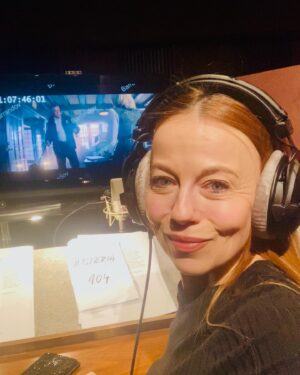 Barbora Fišerová Instagram - dabingový den….a zase o pár let mladší …mám to ale štěstí, že stále dabuji puberťáky a mladé holky🎬
#daning#film#serial#cestina
