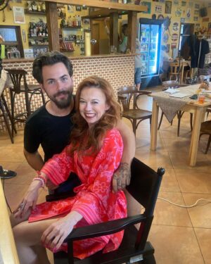 Barbora Fišerová Instagram - Na place s bezva kolegy a štábem … něco se chystá 🎬
V kinech příští rok🎬❤️🙋‍♀️
#naplace#onset#nataceni#shooting#ceskyfilm#czechmovie#marie#smithproduktion