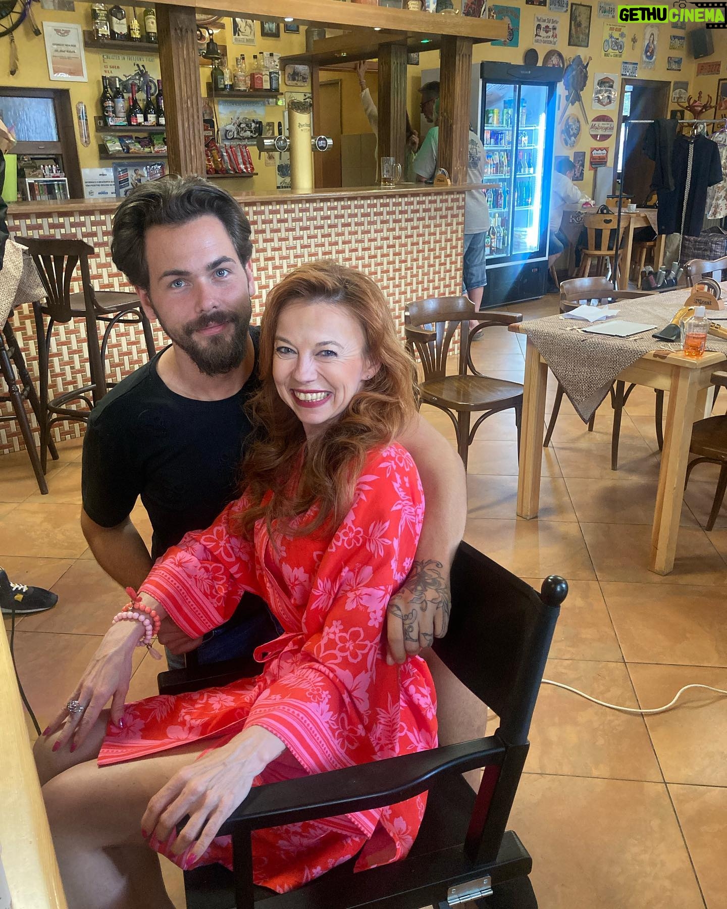 Barbora Fišerová - 29 Likes - Na place s bezva kolegy a štábem … něco se chystá 🎬
V kinech příští rok🎬❤️🙋♀️
#naplace#onset#nataceni#shooting#ceskyfilm#czechmovie#marie#smithproduktion