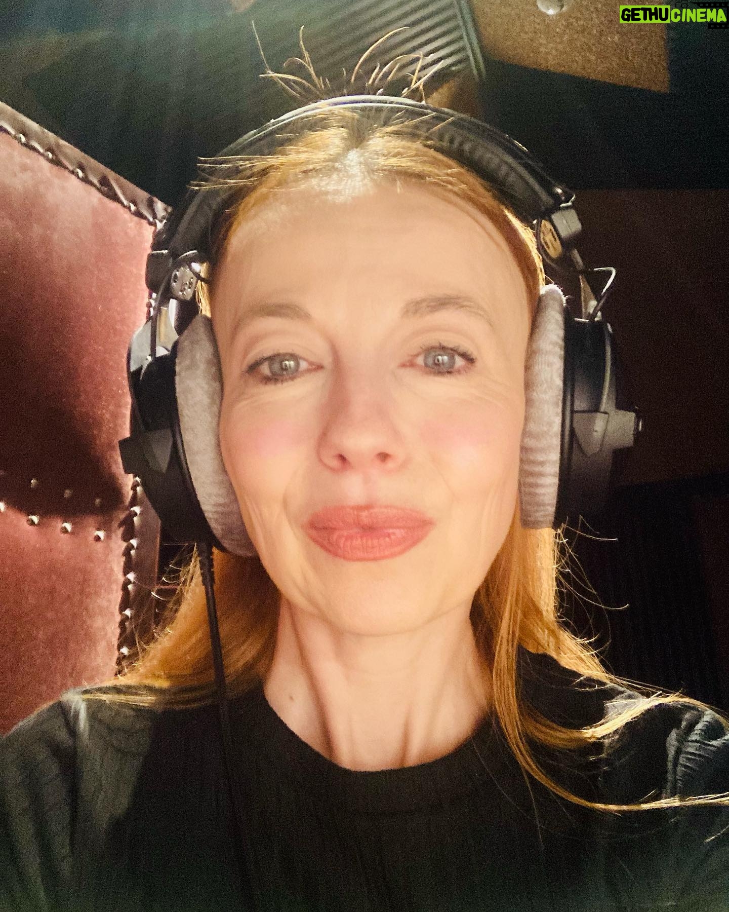 Barbora Fišerová - 20 Likes - dabingový den….a zase o pár let mladší …mám to ale štěstí, že stále dabuji puberťáky a mladé holky🎬
#daning#film#serial#cestina
