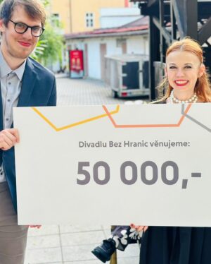 Barbora Fišerová Instagram - Včera jsem měla čest převzít krásný dárek pro naše Divadlo Bez Hranic…děkujeme a těšíme se na novou divadelní sezónu a nové divadelní premiéry …. ❤️