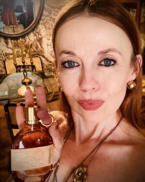 Barbora Fišerová Instagram - originální…tajemná…smyslná…okouzlující vůně…
Pink Pepper, Orange Blossom, Coconut Milk a Vanilla…to vše je jen jeden parfém a tím je
Blauer Eau de parfume
Vyzkoušejte a okouzlete touto výjimečnou vůní…
@marionnaud_cr 
#marionnaud#blauer#smyslnost#kouzlo#vyjimecnost#zenskost#vune
