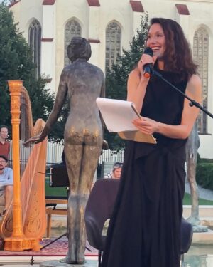 Barbora Seidlová Instagram - Dnešní “chvilka poezie” v rámci festivalu @smetanova_poeticka_litomysl Takový zájem o básně mě překvapil a dojal! Děkuji Ondřeji Daňkovi za pozvání, za nádherný zážitek, krásné prostředí, neopakovatelnou atmosféru ve festivalových zahradách… Litomyšl je nádherná a když se přidá ještě ještě pár schopných lidí se smysluplným záměrem… je to… poezie!
A díky @svestkovaivana_harpist za koncert “na vodě”… spojení harfy a kontrabasu je neobvyklé ale skutečně krásné!!!