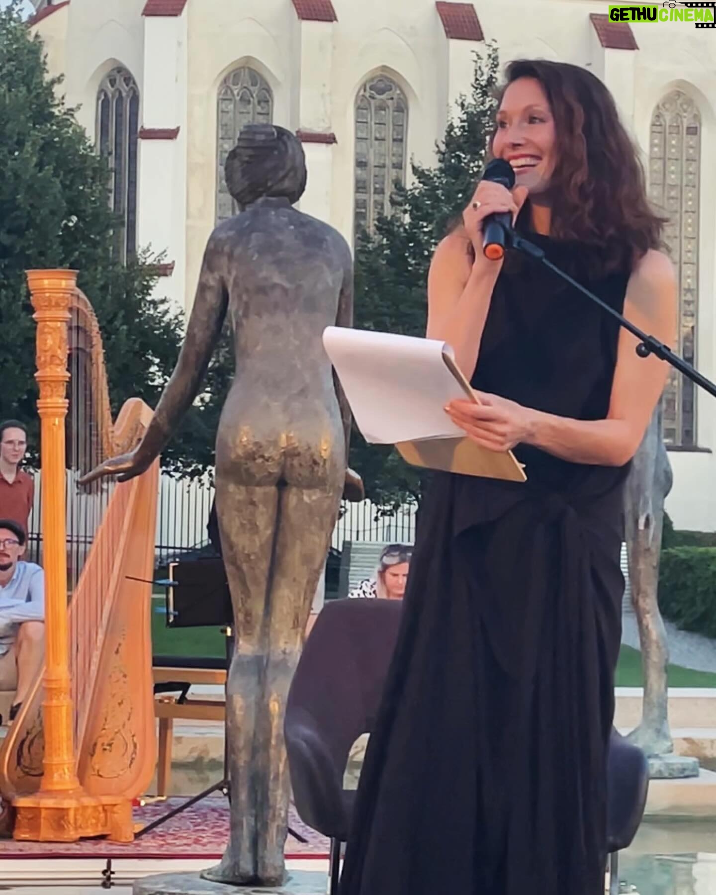 Barbora Seidlová - 413 Likes - Dnešní “chvilka poezie” v rámci festivalu @smetanova_poeticka_litomysl Takový zájem o básně mě překvapil a dojal! Děkuji Ondřeji Daňkovi za pozvání, za nádherný zážitek, krásné prostředí, neopakovatelnou atmosféru ve festivalových zahradách… Litomyšl je nádherná a když se přidá ještě ještě pár schopných lidí se smysluplným záměrem… je to… poezie!
A díky @svestkovaivana_harpist za koncert “na vodě”… spojení harfy a kontrabasu je neobvyklé ale skutečně krásné!!!