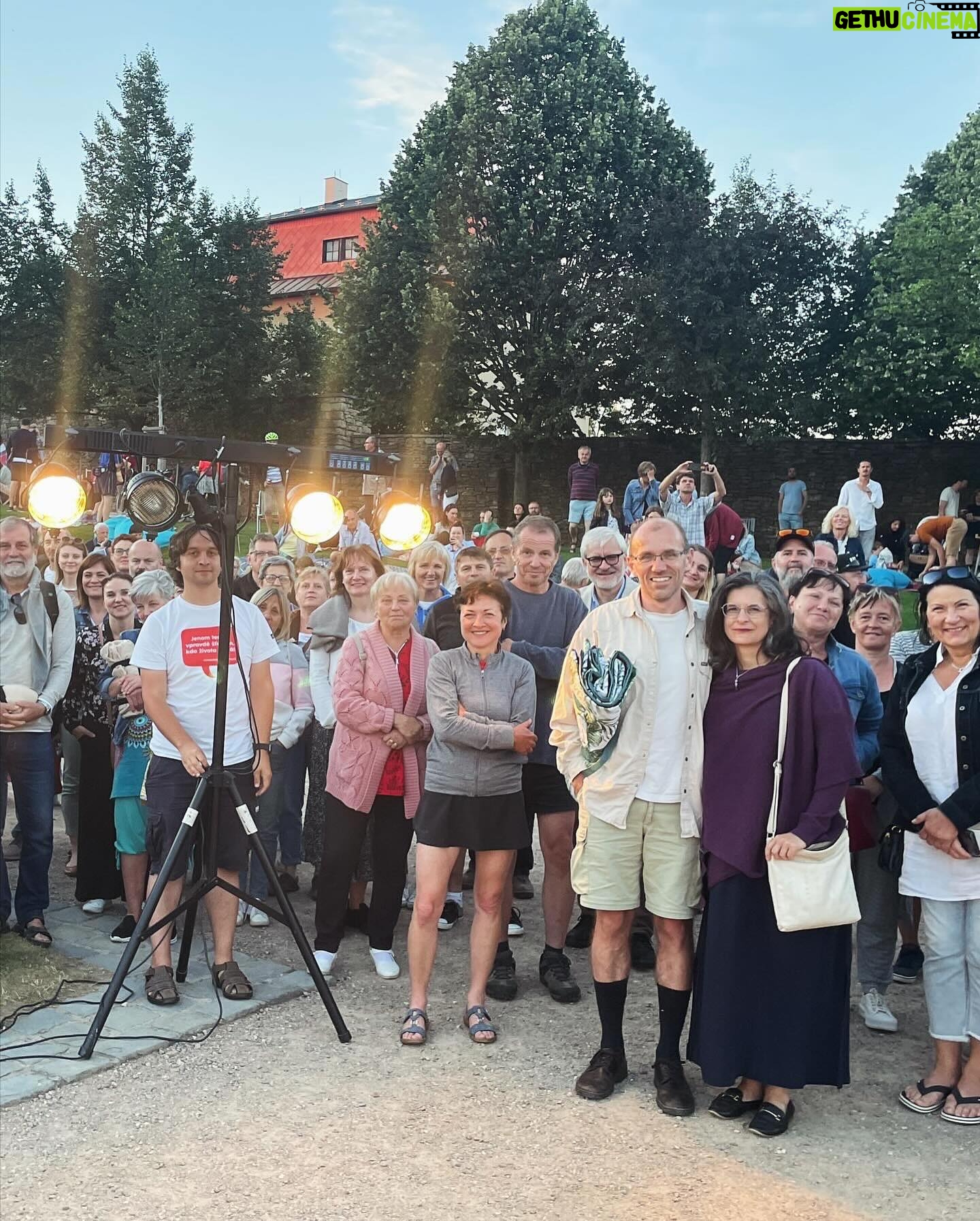 Barbora Seidlová - 413 Likes - Dnešní “chvilka poezie” v rámci festivalu @smetanova_poeticka_litomysl Takový zájem o básně mě překvapil a dojal! Děkuji Ondřeji Daňkovi za pozvání, za nádherný zážitek, krásné prostředí, neopakovatelnou atmosféru ve festivalových zahradách… Litomyšl je nádherná a když se přidá ještě ještě pár schopných lidí se smysluplným záměrem… je to… poezie!
A díky @svestkovaivana_harpist za koncert “na vodě”… spojení harfy a kontrabasu je neobvyklé ale skutečně krásné!!!