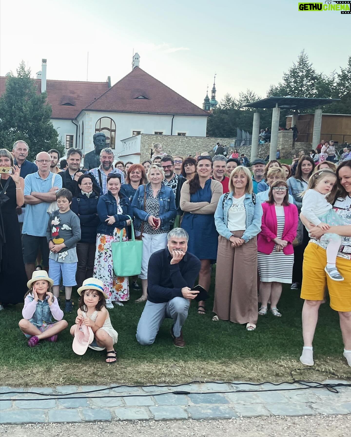 Barbora Seidlová - 413 Likes - Dnešní “chvilka poezie” v rámci festivalu @smetanova_poeticka_litomysl Takový zájem o básně mě překvapil a dojal! Děkuji Ondřeji Daňkovi za pozvání, za nádherný zážitek, krásné prostředí, neopakovatelnou atmosféru ve festivalových zahradách… Litomyšl je nádherná a když se přidá ještě ještě pár schopných lidí se smysluplným záměrem… je to… poezie!
A díky @svestkovaivana_harpist za koncert “na vodě”… spojení harfy a kontrabasu je neobvyklé ale skutečně krásné!!!