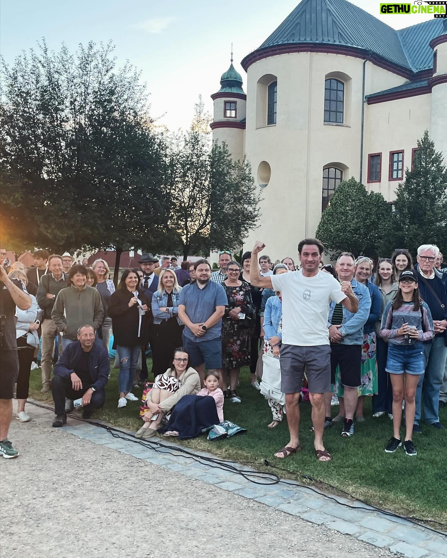 Barbora Seidlová - 413 Likes - Dnešní “chvilka poezie” v rámci festivalu @smetanova_poeticka_litomysl Takový zájem o básně mě překvapil a dojal! Děkuji Ondřeji Daňkovi za pozvání, za nádherný zážitek, krásné prostředí, neopakovatelnou atmosféru ve festivalových zahradách… Litomyšl je nádherná a když se přidá ještě ještě pár schopných lidí se smysluplným záměrem… je to… poezie!
A díky @svestkovaivana_harpist za koncert “na vodě”… spojení harfy a kontrabasu je neobvyklé ale skutečně krásné!!!