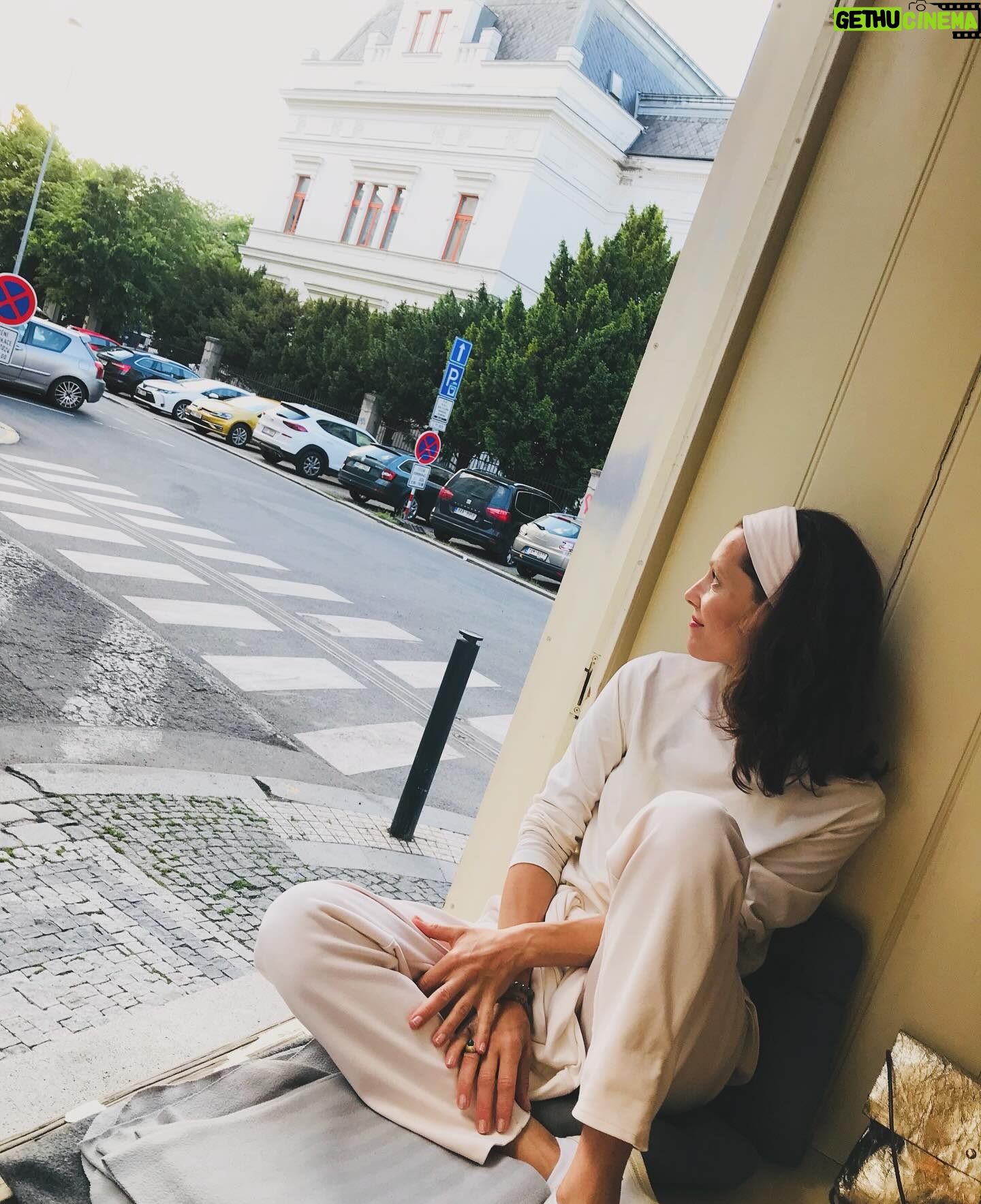 Barbora Seidlová - 670 Likes - Po dlouhé době hodně prodloužený pracovní víkend v Praze…. s hodně zážitky, hodně setkáními nad plány a sny, šitím a obdivováním novinek @eiri_prague … hodně prací, hodně deště (ten jsem si, díky hodně hodným kamarádům, kteří nám půjčili byt i s pláštěnkami, nakonec taky užila). Po dlouhé době jsem to město viděla jinýma očima… A přijde mi opravdu krásné! Děkuju @magdalena.vokacova že jsi mi je svou láskou k tomuhle místu otevřela! Po dlouhé době to byl opravdu hodně krásný zážitek!