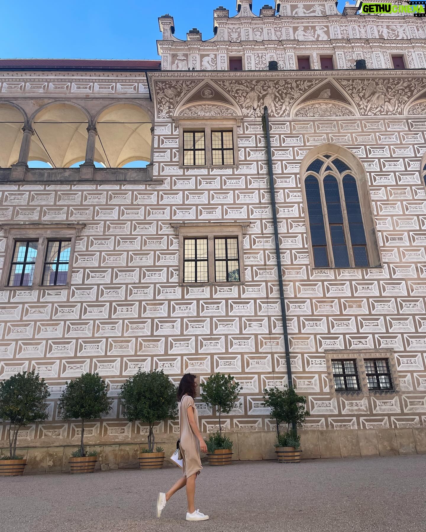 Barbora Seidlová - 413 Likes - Dnešní “chvilka poezie” v rámci festivalu @smetanova_poeticka_litomysl Takový zájem o básně mě překvapil a dojal! Děkuji Ondřeji Daňkovi za pozvání, za nádherný zážitek, krásné prostředí, neopakovatelnou atmosféru ve festivalových zahradách… Litomyšl je nádherná a když se přidá ještě ještě pár schopných lidí se smysluplným záměrem… je to… poezie!
A díky @svestkovaivana_harpist za koncert “na vodě”… spojení harfy a kontrabasu je neobvyklé ale skutečně krásné!!!