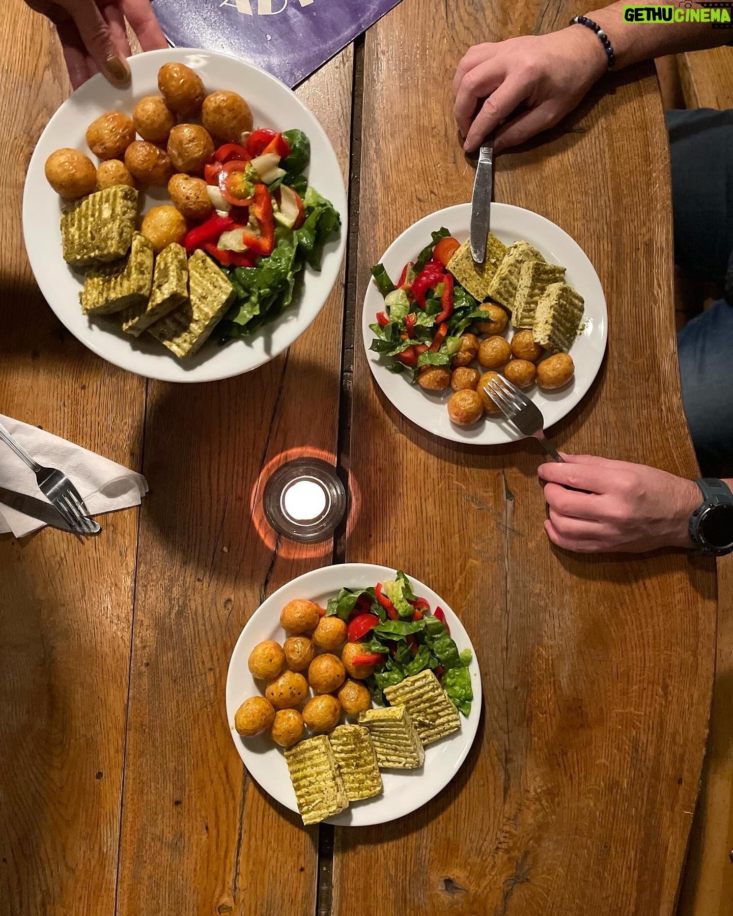 Barbora Seidlová - 383 Likes - To nemělo chybu! Děkujeme úžasným divákům z ValMezu… Marku Barošovi za skvělý servis, kuchtíkovi Frantovi za #vegan večeři, Áďe a Mie za to že nás vyvenčily… děkujem že si to můžeme takhle užívat! 💙