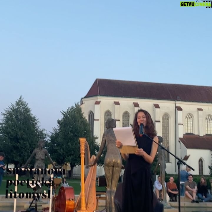 Barbora Seidlová - 413 Likes - Dnešní “chvilka poezie” v rámci festivalu @smetanova_poeticka_litomysl Takový zájem o básně mě překvapil a dojal! Děkuji Ondřeji Daňkovi za pozvání, za nádherný zážitek, krásné prostředí, neopakovatelnou atmosféru ve festivalových zahradách… Litomyšl je nádherná a když se přidá ještě ještě pár schopných lidí se smysluplným záměrem… je to… poezie!
A díky @svestkovaivana_harpist za koncert “na vodě”… spojení harfy a kontrabasu je neobvyklé ale skutečně krásné!!!