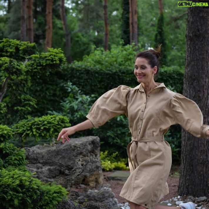 Barbora Seidlová - 443 Likes - Hotovo! Dotočeno! 🎬 a teď už se jen těším na výsledek… @krtkuvsvet_film_official 💚 Hrát postavu Kateřiny, podle skutečné Kateřiny která stojí vedle vás a kouká jak ji hrajete… a aby se vám to dobře hrálo, půjčí vám své tenisky a kabelku… Příběh podle skutečné události, v autentickém prostředí, s “manželem” Davidem Novotným (který je v postavě Pepy pro jistotu oděn v monterkách skutečného Pepy) s mini štábem, za to hodně milým a sehranýn… to je MAXI autentický zážitek! Díky za něj! 💛
A děkuji za fotky! Ellen!!!
@lakprodukce