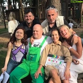 Barbora Seidlová - 443 Likes - Hotovo! Dotočeno! 🎬 a teď už se jen těším na výsledek… @krtkuvsvet_film_official 💚 Hrát postavu Kateřiny, podle skutečné Kateřiny která stojí vedle vás a kouká jak ji hrajete… a aby se vám to dobře hrálo, půjčí vám své tenisky a kabelku… Příběh podle skutečné události, v autentickém prostředí, s “manželem” Davidem Novotným (který je v postavě Pepy pro jistotu oděn v monterkách skutečného Pepy) s mini štábem, za to hodně milým a sehranýn… to je MAXI autentický zážitek! Díky za něj! 💛
A děkuji za fotky! Ellen!!!
@lakprodukce