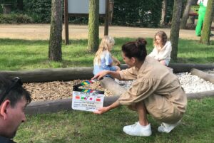 Barbora Seidlová Instagram - Hotovo! Dotočeno! 🎬 a teď už se jen těším na výsledek… @krtkuvsvet_film_official 💚 Hrát postavu Kateřiny, podle skutečné Kateřiny která stojí vedle vás a kouká jak ji hrajete… a aby se vám to dobře hrálo, půjčí vám své tenisky a kabelku… Příběh podle skutečné události, v autentickém prostředí, s “manželem” Davidem Novotným (který je v postavě Pepy pro jistotu oděn v monterkách skutečného Pepy) s mini štábem, za to hodně milým a sehranýn… to je MAXI autentický zážitek! Díky za něj! 💛 
A děkuji za fotky! Ellen!!!
@lakprodukce