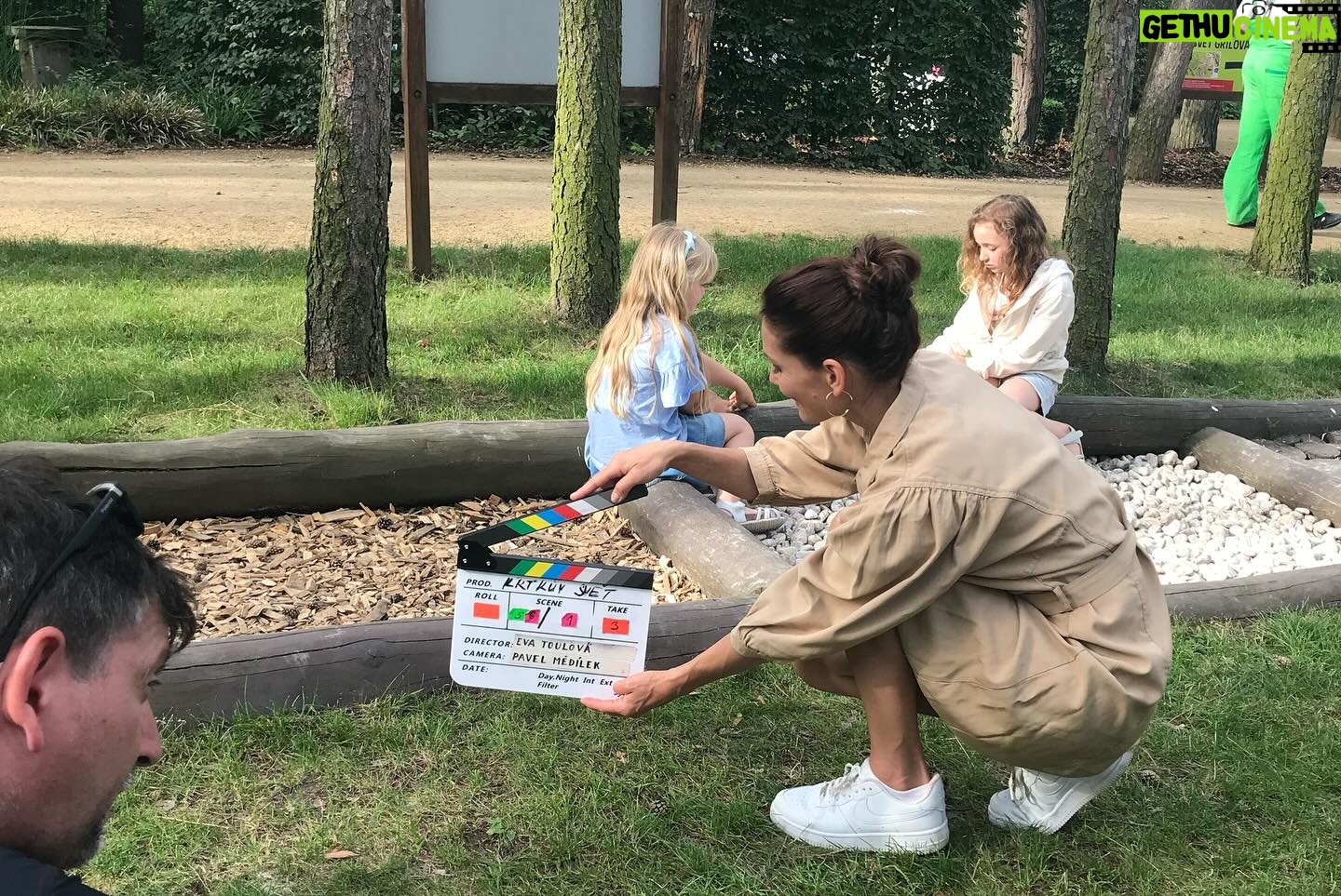 Barbora Seidlová - 443 Likes - Hotovo! Dotočeno! 🎬 a teď už se jen těším na výsledek… @krtkuvsvet_film_official 💚 Hrát postavu Kateřiny, podle skutečné Kateřiny která stojí vedle vás a kouká jak ji hrajete… a aby se vám to dobře hrálo, půjčí vám své tenisky a kabelku… Příběh podle skutečné události, v autentickém prostředí, s “manželem” Davidem Novotným (který je v postavě Pepy pro jistotu oděn v monterkách skutečného Pepy) s mini štábem, za to hodně milým a sehranýn… to je MAXI autentický zážitek! Díky za něj! 💛
A děkuji za fotky! Ellen!!!
@lakprodukce
