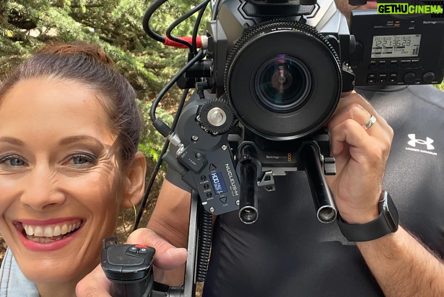 Barbora Seidlová - 443 Likes - Hotovo! Dotočeno! 🎬 a teď už se jen těším na výsledek… @krtkuvsvet_film_official 💚 Hrát postavu Kateřiny, podle skutečné Kateřiny která stojí vedle vás a kouká jak ji hrajete… a aby se vám to dobře hrálo, půjčí vám své tenisky a kabelku… Příběh podle skutečné události, v autentickém prostředí, s “manželem” Davidem Novotným (který je v postavě Pepy pro jistotu oděn v monterkách skutečného Pepy) s mini štábem, za to hodně milým a sehranýn… to je MAXI autentický zážitek! Díky za něj! 💛
A děkuji za fotky! Ellen!!!
@lakprodukce