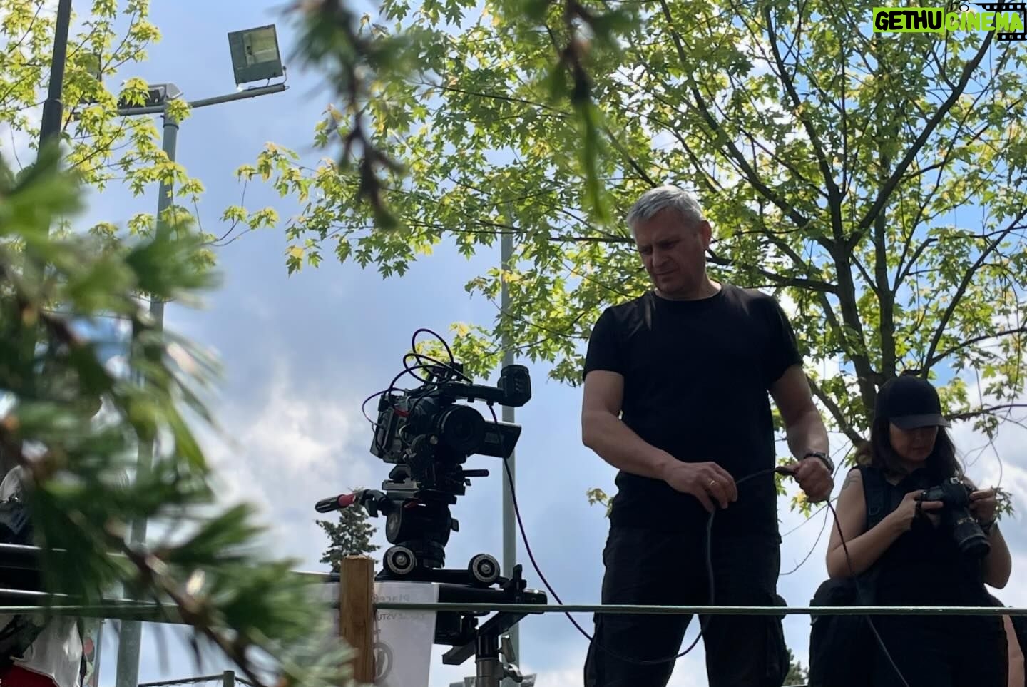 Barbora Seidlová - 443 Likes - Hotovo! Dotočeno! 🎬 a teď už se jen těším na výsledek… @krtkuvsvet_film_official 💚 Hrát postavu Kateřiny, podle skutečné Kateřiny která stojí vedle vás a kouká jak ji hrajete… a aby se vám to dobře hrálo, půjčí vám své tenisky a kabelku… Příběh podle skutečné události, v autentickém prostředí, s “manželem” Davidem Novotným (který je v postavě Pepy pro jistotu oděn v monterkách skutečného Pepy) s mini štábem, za to hodně milým a sehranýn… to je MAXI autentický zážitek! Díky za něj! 💛
A děkuji za fotky! Ellen!!!
@lakprodukce