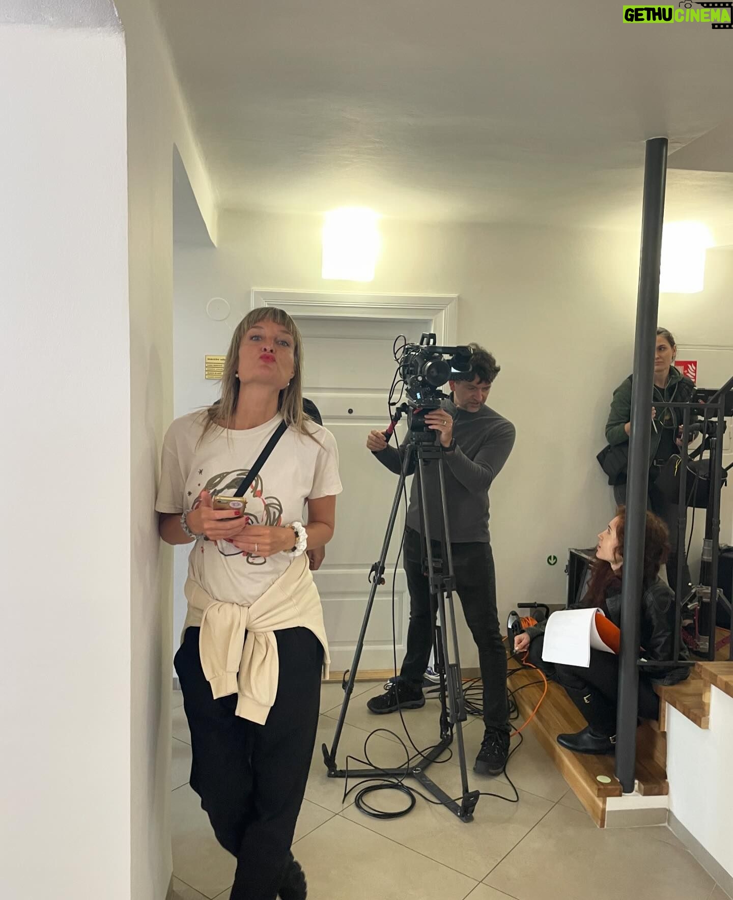 Barbora Seidlová - 670 Likes - Po dlouhé době hodně prodloužený pracovní víkend v Praze…. s hodně zážitky, hodně setkáními nad plány a sny, šitím a obdivováním novinek @eiri_prague … hodně prací, hodně deště (ten jsem si, díky hodně hodným kamarádům, kteří nám půjčili byt i s pláštěnkami, nakonec taky užila). Po dlouhé době jsem to město viděla jinýma očima… A přijde mi opravdu krásné! Děkuju @magdalena.vokacova že jsi mi je svou láskou k tomuhle místu otevřela! Po dlouhé době to byl opravdu hodně krásný zážitek!