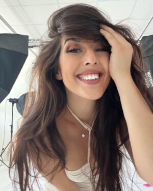 Barbora Zavadilová Instagram - Tak teda hodně úsměvů do Nového roku! 😍✨🤍
A když jsme u toho - dáváte si předsevzetí? 🤔

#smile #selfie #newyear #2024 #happylife #happy #positivemind