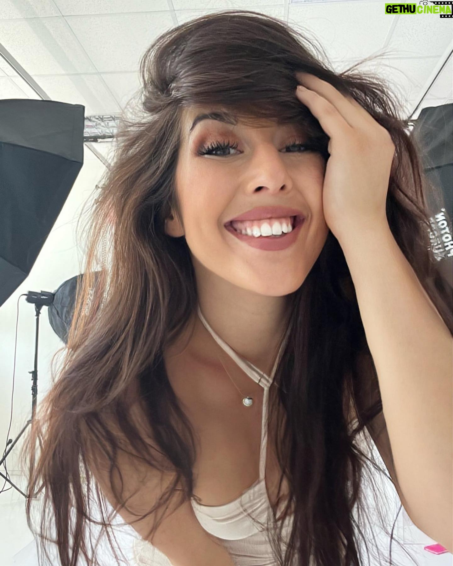 Barbora Zavadilová - 652 Likes - Tak teda hodně úsměvů do Nového roku! 😍✨🤍
A když jsme u toho - dáváte si předsevzetí? 🤔
#smile #selfie #newyear #2024 #happylife #happy #positivemind