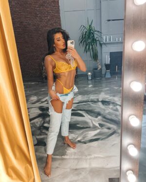 Barbora Zavadilová Instagram - ¿Cómo estás?💛

#shooting #model #czechmodel #fitness#fitnessmotivation #fitnessmodel #fitnesslife #sixpack #gym #gymrat #praguemodel #praguegirl #praguefitness