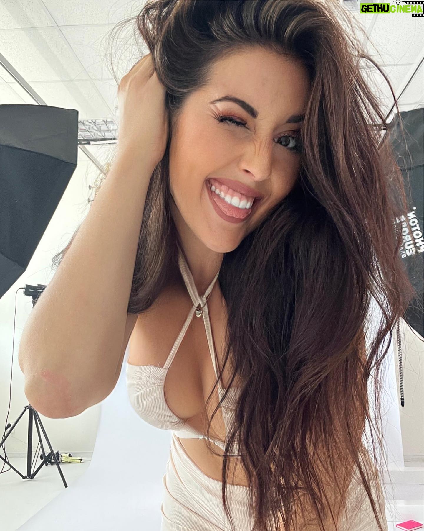Barbora Zavadilová - 652 Likes - Tak teda hodně úsměvů do Nového roku! 😍✨🤍
A když jsme u toho - dáváte si předsevzetí? 🤔
#smile #selfie #newyear #2024 #happylife #happy #positivemind