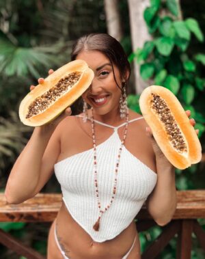 Barbora Zavadilová Instagram - Papáju? 🤭🌿

#papaya #balilife #baliisland #islandlife #happylife #happygirl #jungle