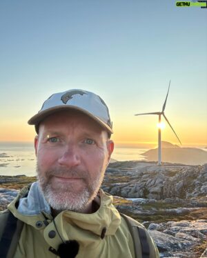 Bård Tufte Johansen Instagram - For ett år siden fikk jeg en melding: «Hei det er fra dokumentar avdelingen i Nrk. Kan vi sende deg rundt i Norge for å finne ut om det ER naturkrise». Siden jeg selv har lurt på hvordan det går, var jeg lett å be. På kryss og tvers har jeg reist. Jeg har møtt hubro og fjellrev, snakket med eksperter, bekymra folk, sinte folk og andre som mener at dette går heeelt fint. Fire episoder slippes i morgen. Håper dere vil se på! 
Kan avsløre at «Oppsynsmannen» vurderer å kjøpe ropert. Foto:Nrk