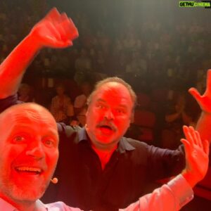 Bård Tufte Johansen Instagram - Så glad blir man når man ikke har gjort det på 3 måneder.  200 i salen så i praksis er det en støttekonsert for pleksiglassindustrien. Gøy likevel. #12goderåd #chatnoirteater