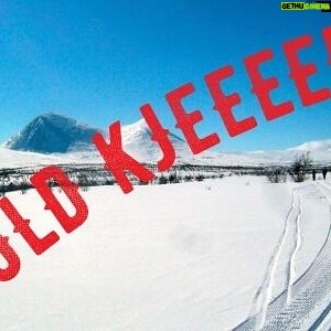 Bård Ylvisåker - 2.1K Likes - Hvis du er på skitur nå og det er knallsol og du kjenner på suget etter å dele gleden med noen så er det mest sannsynlig best hvis du .
HOLDER KJEEEEEFTN!!!
.
Du er mest sannsynlig en del eldre enn du selv tror og selve funksjonen du er på jakt etter er ikke sms, men postkort. Du sender et livstegn og viser at du har det bra - familien hjemme i Norge blir lettet over at du har det bra. De kan ikke kommunisere tilbake - noe som legitimerer det narsissistiske behovet for å fortelle om deg selv og hvor bra du har det. .
Men nå har det gått noen tiår og vi spør hvis vi lurer på om du har det bra. Eller vil du ha svar? .
.
«Kult at føret er fint - jeg skifter bajsebleien til Geir. Han har spist et eller annet rart så ræven hans har på en måte eksplodert oppetter ryggtavlen og gått gjennom tre lag med ull. Kjekt med livstegn fra dere, har ikke hørt noe siden onsdag. »
.
Hvis føret er fint er det bare å nyte det og holde godt kjeft!!