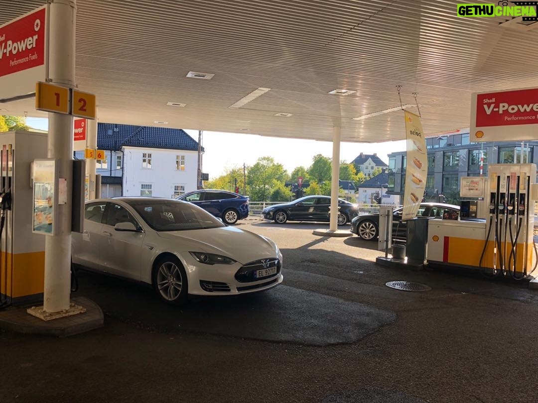Bård Ylvisåker - 2.3K Likes - @elonmusk Random Norwegian gas station 2018