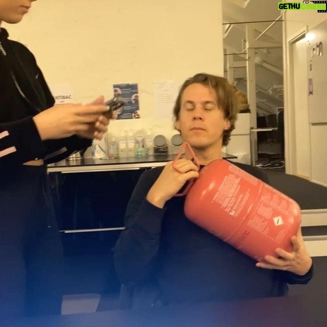 Bård Ylvisåker - 9.4K Likes - Apparently helium affects whistling.
.
🎥: @sofie_ylvisaaker