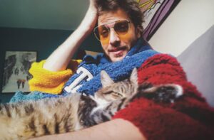 Barış Aytaç Instagram - Sahne yarına kaldı. 
Buna biraz sevinip uyuyan,
devcileyin bir kedi. #kutti #13yaş #catsofinstagram