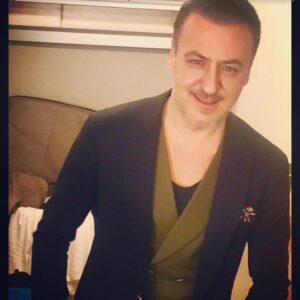 Barış Falay Instagram - #osestürkiye yılbaşı programında herzamanki gibi stylingim @ferruhkarakasli1 e emanetti...