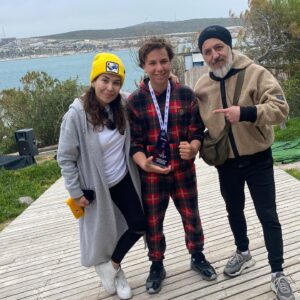 Barış Falay Instagram - Oğlumuz Mavi Rüzgar Falay @turkiyeyelkenfederasyonu son ayağında @caglakubatwindsurfacademy  yarışçısı olarak Türkiye ikincisi olup ayyıldızlı forma ile ülkesimizi temsil etme hakkı kazandı.Gururluyuz…