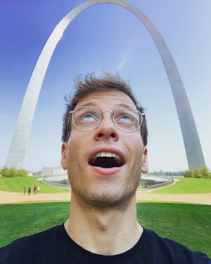 Barrett Foa Instagram - “Arch Angel”
#AngelsInAmerica
.
.
.
#stl #stlouis #arch #gatewayarch