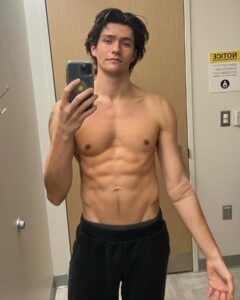 Actor Barton Cowperthwaite HD Instagram Photos and Wallpapers November 2023