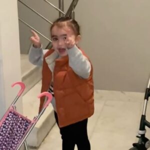 Bartu Küçükçağlayan Instagram - canım bebeğim. seni  koynumuzda ormanlarda da uyuttuk, ellerini montunun ceplerine sokmayı öğretip  yollarda da yürüttük. 
Üçümüz ikinci yaşını kutluyoruz bugün. 
Üf ne büyülendik, ne zorlandık, ne eğlendik…  Üçümüz; aynı yağmurun bulutları. 
Annen, baban ve sen, canım  bebeğim, artık sesin, şakaların ve hamamböceği gibi adım atışların var. 
Herkesle hep aynı yaşta olursun umarım, 
seni çok seviyorum. 
 Ve bu video’da da dediğin gibi “hah süper!”