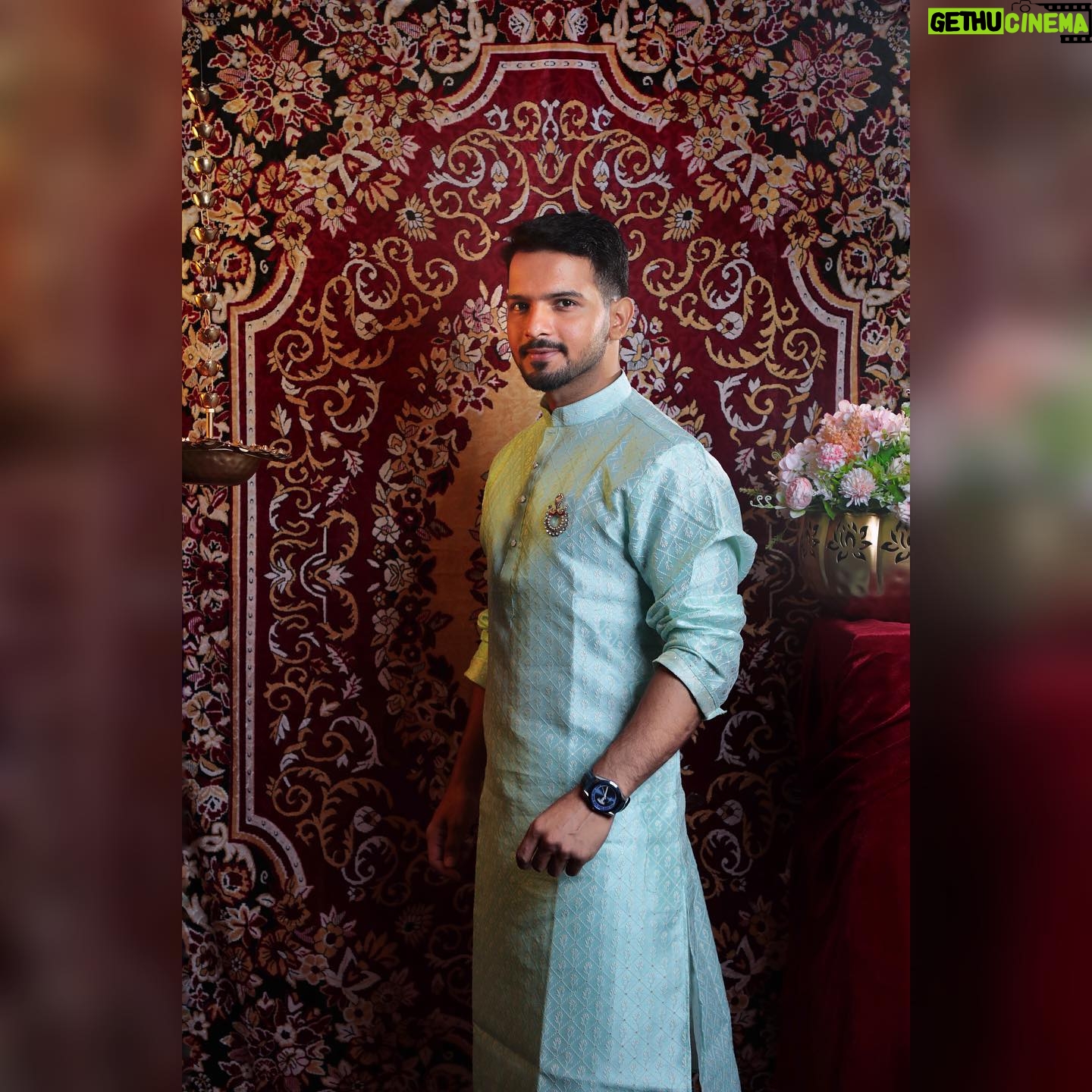 Basant Bhatt - 43.6K Likes - Be gentle yet powerful.
Clicked by @conquerphotographystudio